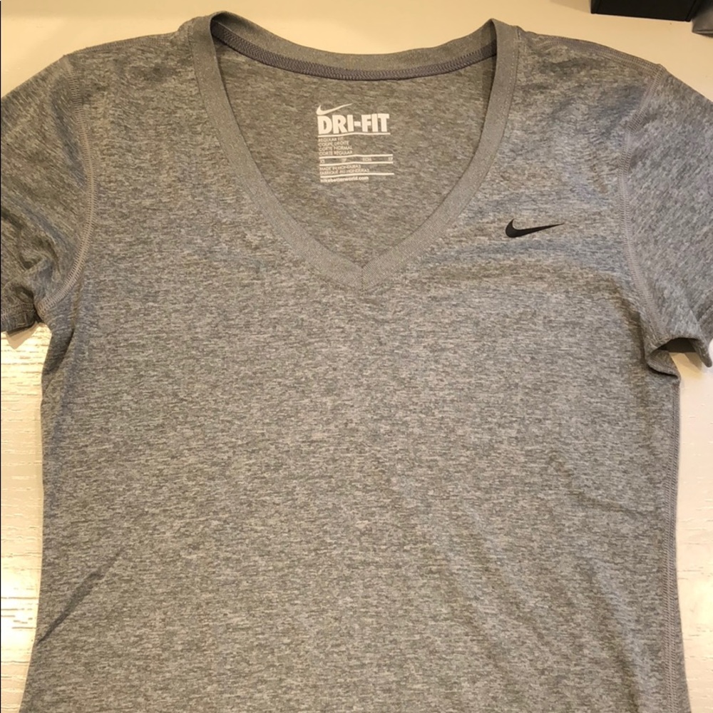 Barely worn Nike dri-fit veck shirt